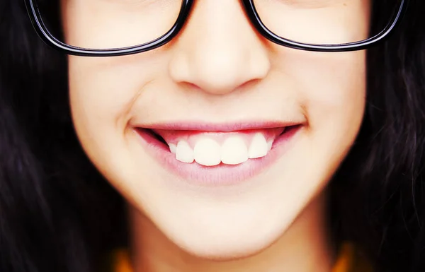 Imagen de una hermosa joven con gafas. Primer plano. —  Fotos de Stock