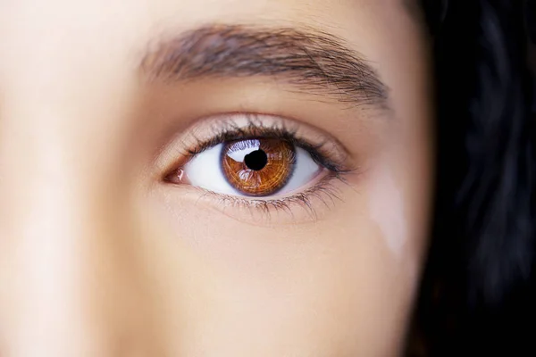 Un bel oeil de regard perspicace avec vitiligo. Gros plan — Photo