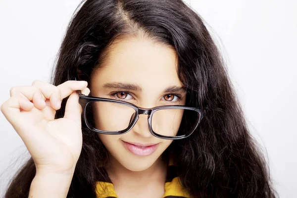 Görüntü güzel bir Afrika genç kızın gözlüklü.