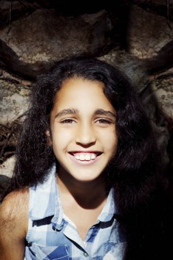 Gülümseyen bir büyüleyici Afrikalı küçük kız portresi 