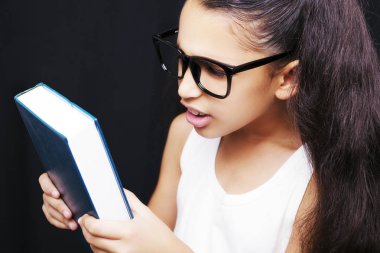 Sevimli kız gözlük ve kitap okuyan el 