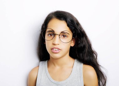 Görüntü güzel bir Afrika genç kızın gözlüklü.