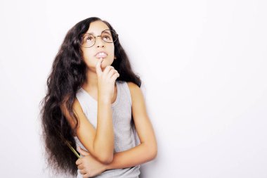 Güzel Afrikalı Çocuk Kız bardaklarda elinde kalem tutan