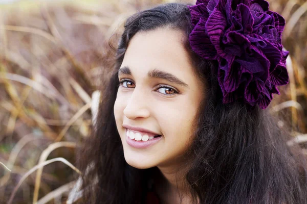 Bahar park kır çiçekleri ile sevimli küçük kız.