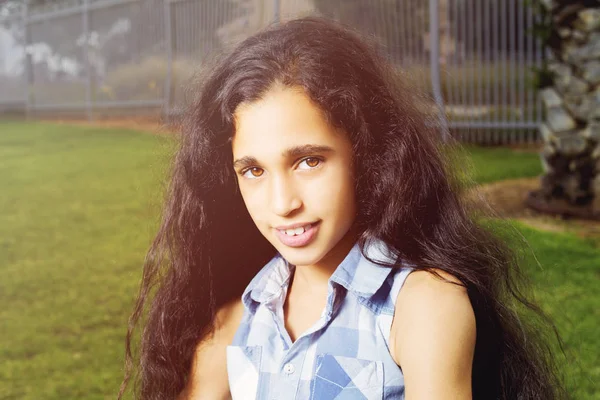 Güzel çekici kız kot pantolon 