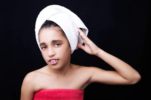 Una niña sonriente con una toalla en la cabeza — Foto de Stock