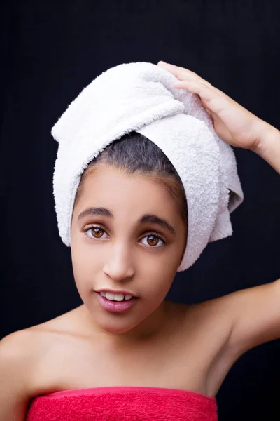 Una niña sonriente con una toalla en la cabeza — Foto de Stock