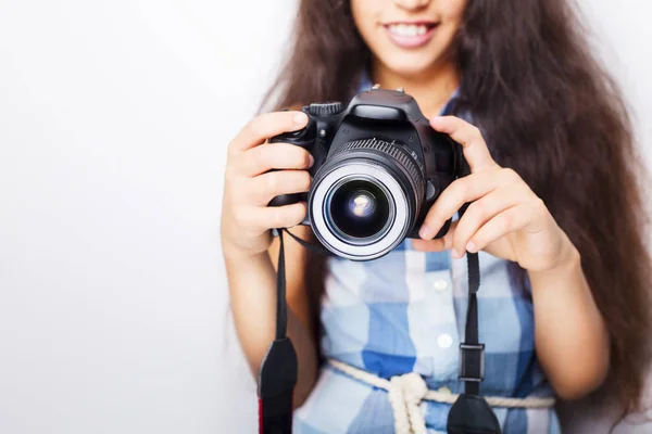 Aranyos barna kislány egy fénykép fényképezőgép — Stock Fotó