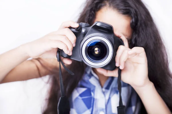 Carino bruna bambina in possesso di una macchina fotografica — Foto Stock