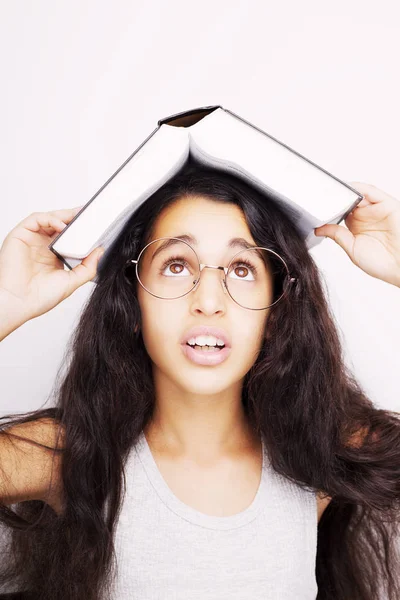 Sevimli kız gözlük ve kafasına kitap okuyor 