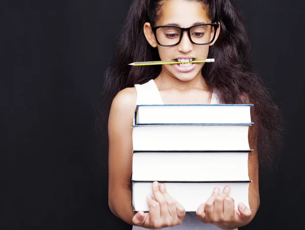 Kleines Mädchen mit Brille und Bleistift hält Bücher — Stockfoto