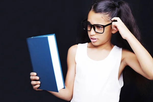 Entzückendes Mädchen mit Brille und Buch in der Hand — Stockfoto
