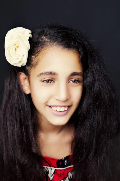 Bir çiçek onun h ile genç bir Afro-Amerikan kız portresi