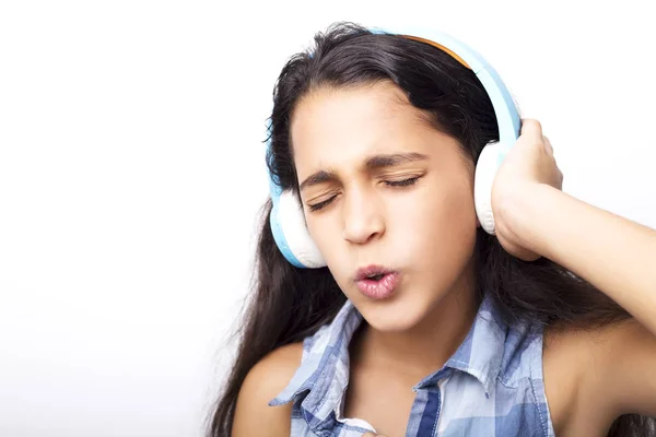 音楽を聴くヘッドフォンでアフリカ系アメリカ人の小さな女の子 — ストック写真