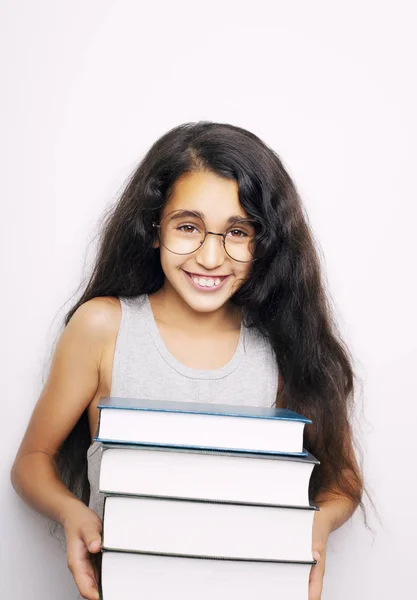 Entzückendes Mädchen mit Brille und Büchern in der Hand — Stockfoto