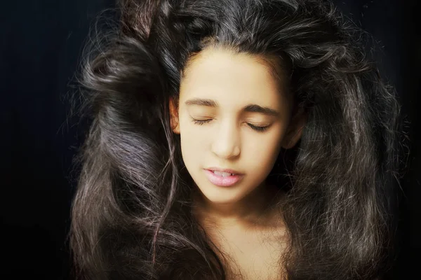 Menina africana bonita com cabelos longos encaracolados e olhos fechados — Fotografia de Stock