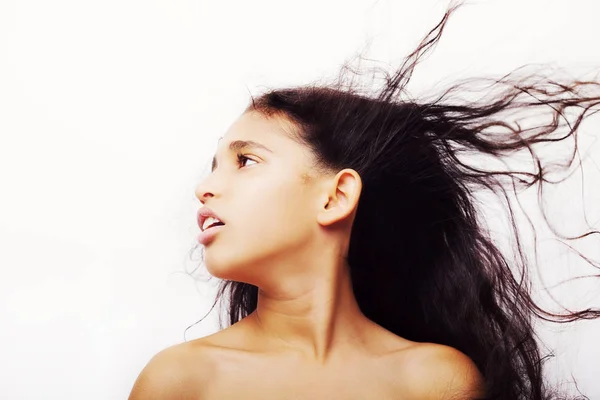 Retrato de una niña volteando su cabello aislado en blanco —  Fotos de Stock