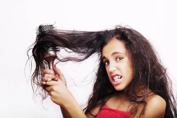 Conceito de cuidados com o cabelo com retrato de menina escovando seu indisciplinado — Fotografia de Stock