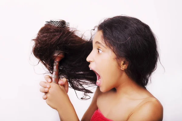 Conceito de cuidados com o cabelo com retrato de menina escovando seu indisciplinado — Fotografia de Stock