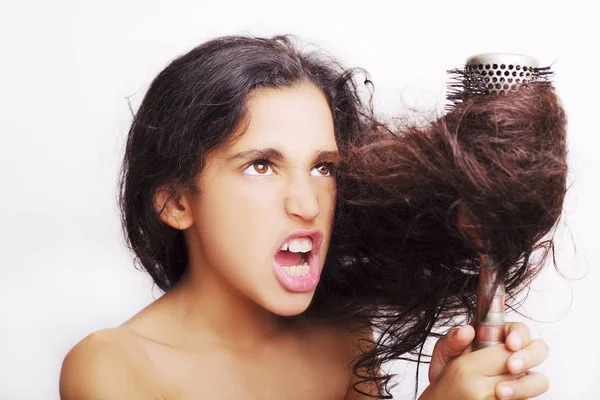 Saç bakım kavramı ile onu ele avuca sığmaz fırçalama kız portresi