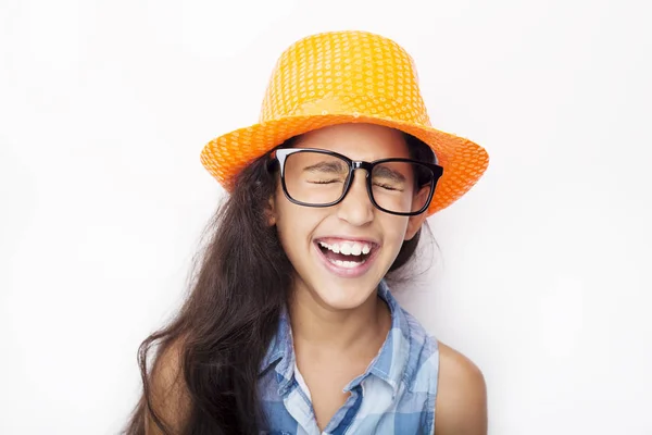 Imagem de uma bela jovem africana usando óculos e chapéu — Fotografia de Stock
