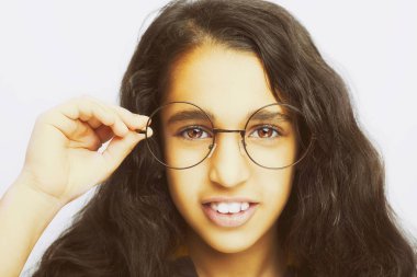 Görüntü güzel bir Afrika genç kızın gözlüklü.