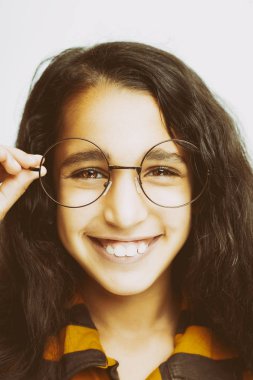 Görüntü güzel bir Afrika genç kızın gözlüklü.