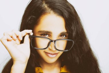 Görüntü güzel bir Afrika genç kızın gözlüklü.