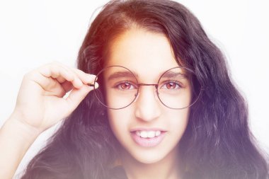 Görüntü güzel bir Afrika genç kızın gözlüklü.