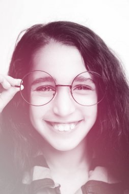 Görüntü güzel bir Afrika genç kızın gözlüklü.