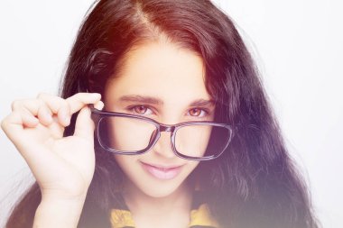 Görüntü güzel bir Afrika genç kızın gözlüklü.