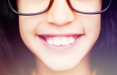 Gözlük takan güzel bir genç kızın görüntüsü. Yakın çekim.