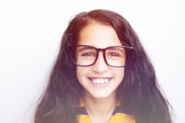 Görüntü güzel bir Afrika genç kızın gözlüklü.