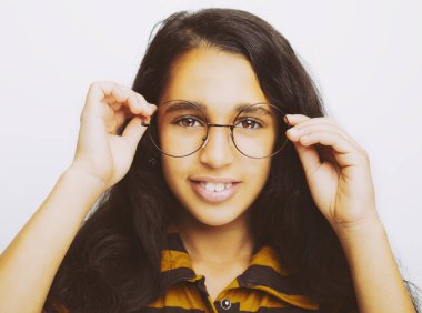 Görüntü güzel bir Afrika genç kızın gözlüklü.