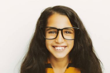 Görüntü güzel bir Afrika genç kızın gözlüklü.