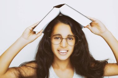 Sevimli kız gözlük ve kafasına kitap okuyor 