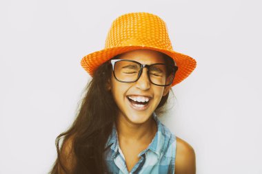 Görüntü güzel bir Afrika genç kızın gözlük ve şapka giyiyor