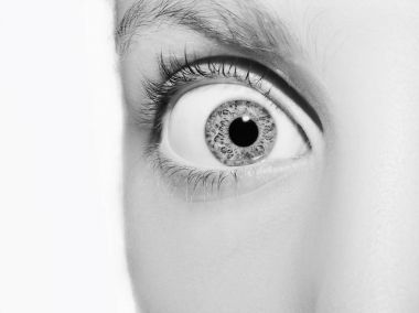 Güzel bir anlayışlı kadın bakışı. Yakın çekim.