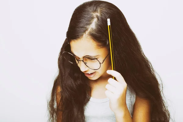 아름 다운 아프리카 아이 여자 손에 연필을 들고 안경에 — 스톡 사진