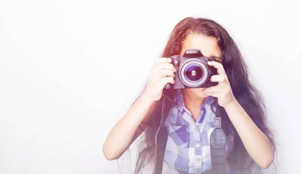 Söt brunett lilla flickan innehar ett fotokamera — Stockfoto
