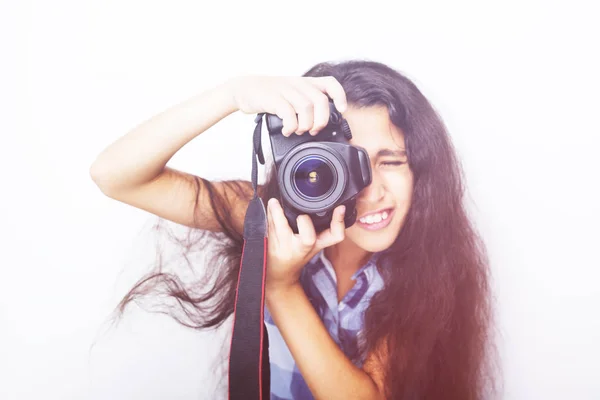 Menina morena bonito segurando uma câmera de fotos — Fotografia de Stock