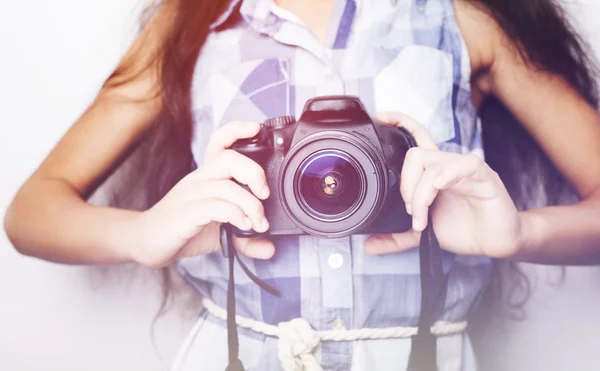 Menina morena bonito segurando uma câmera de fotos — Fotografia de Stock