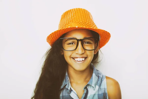 Зображення красиві африканські молодій дівчині носити окуляри і капелюхи — стокове фото