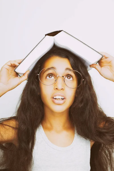 Entzückendes Mädchen mit Brille und Buch auf dem Kopf — Stockfoto