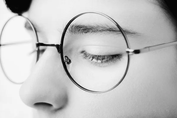 Retrato de um menino vestindo óculos perto, macroestúdio tiro — Fotografia de Stock