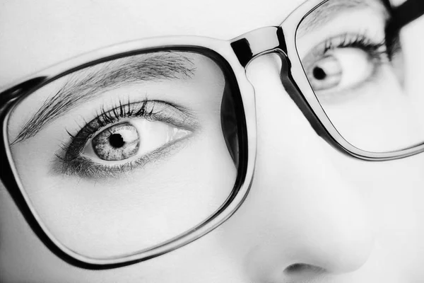 Bild einer schönen jungen Frau mit Brille. — Stockfoto