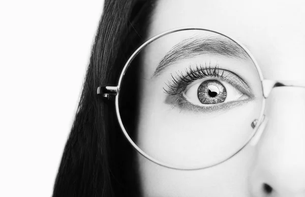 Imagen de una hermosa joven con gafas. Maquillaje brillante . —  Fotos de Stock