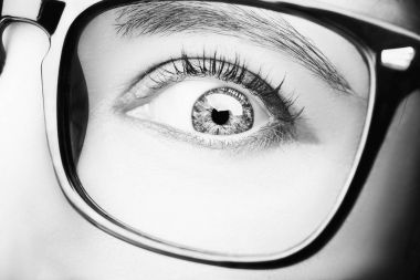 Gözlük takan genç ve güzel bir kadın..