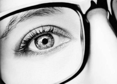 Görüntü güzel bir genç kadının gözlük takıyorum. Parlak makyaj.