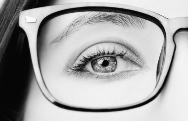 Gözlük takan genç ve güzel bir kadın..